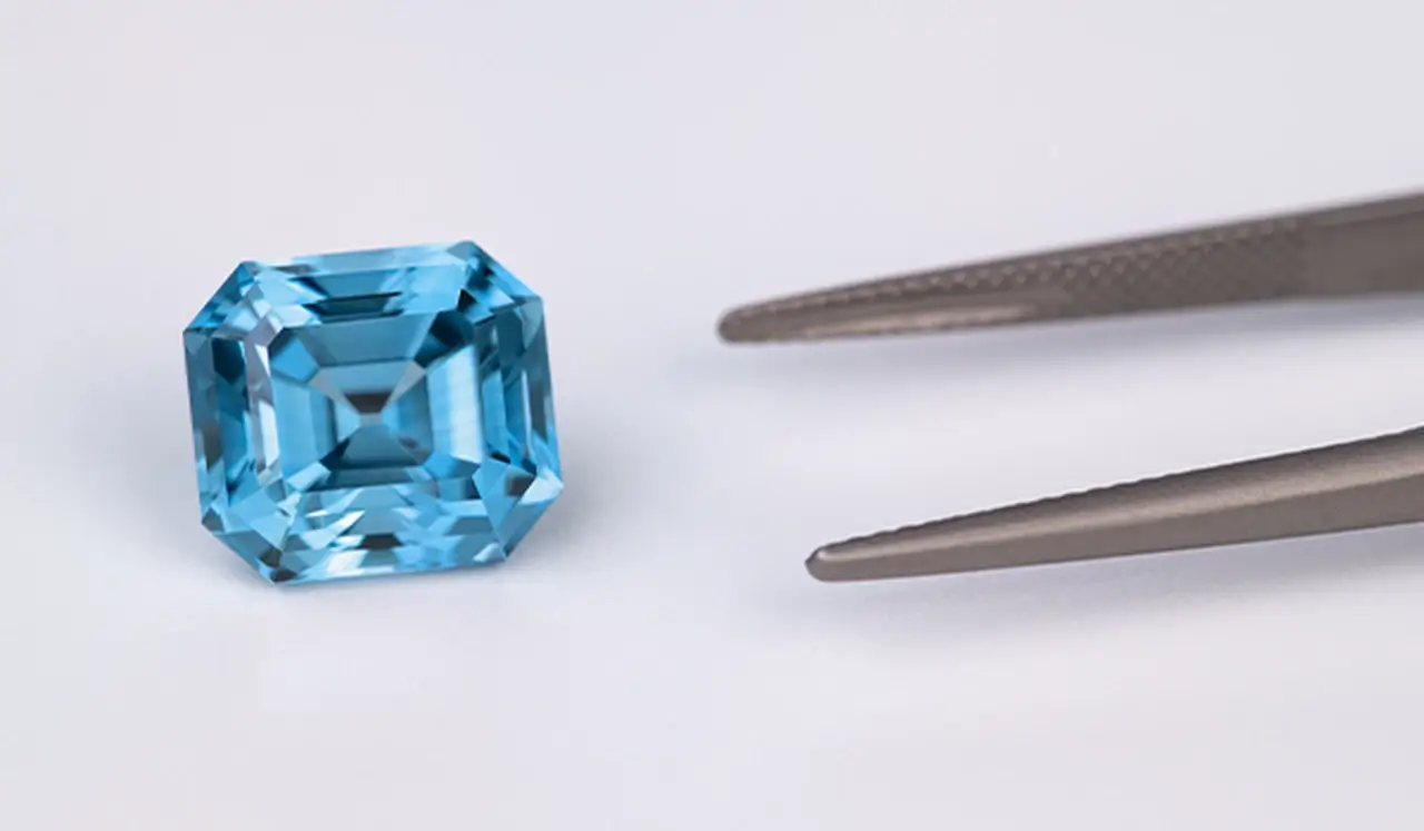 diamante di colore blu