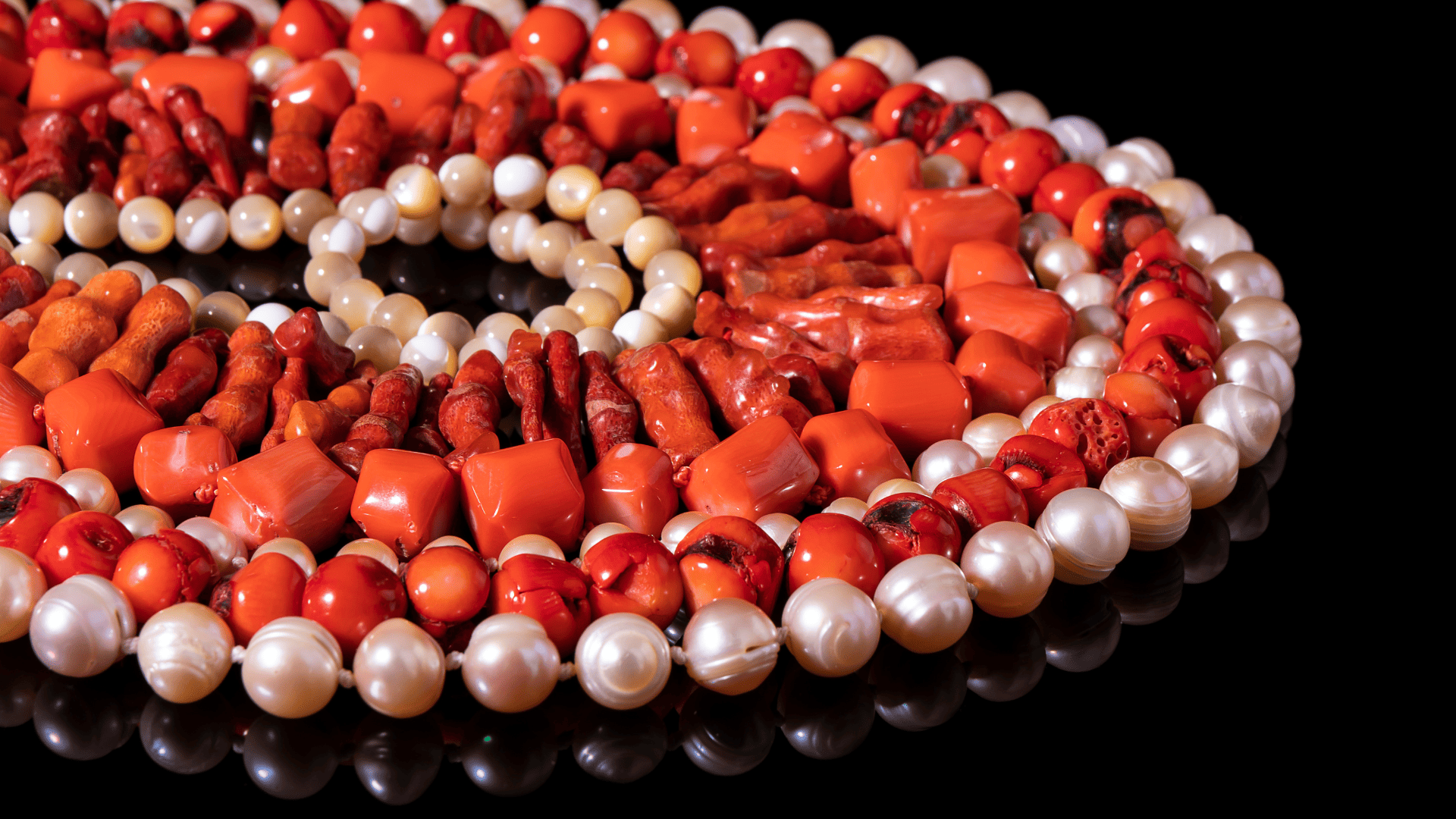 collana di perle e corallo su sfondo nero