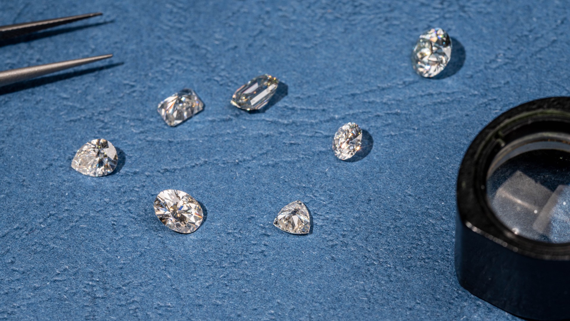 tecnico che effettua un'analisi gemmologica