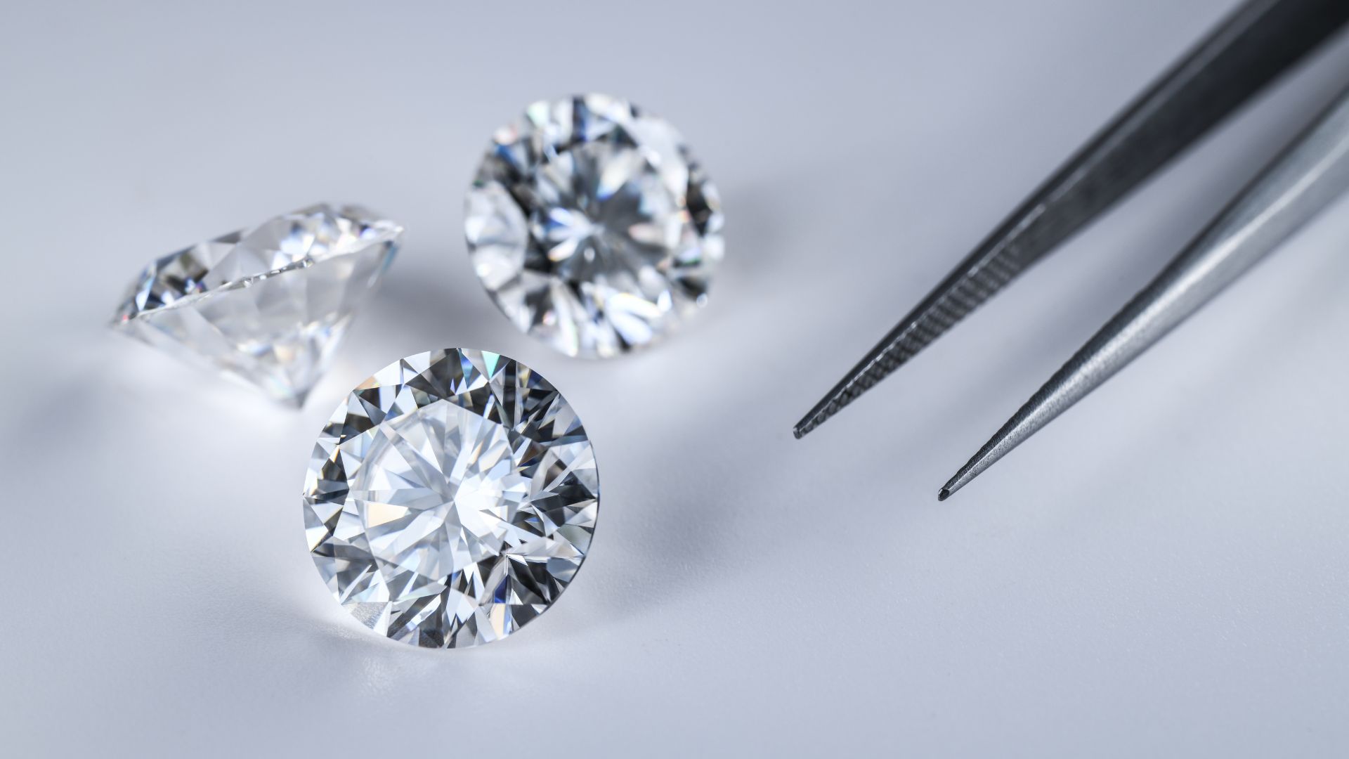 diamanti naturali con una pinzetta 